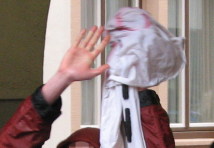 Die Bullen fangen an zu prügeln