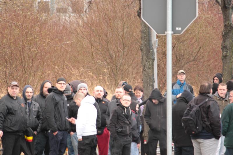 Sascha Wühr am 30. März 2015 bei ThüGIDA Demonstration in Erfurt. Zu erkennen in der Bildmitte, kurze Haare, Brille und wirrer Gesichtsausdruck. Links u.a. Marcel Thomas aus Erfurt, Phillip Mine und diverse Nazis aus dem Hooliganumfeld von Erfurt.