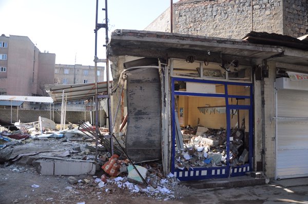 Eine zerstörte Straßenkreuzung in Sur, Diyarbakir.