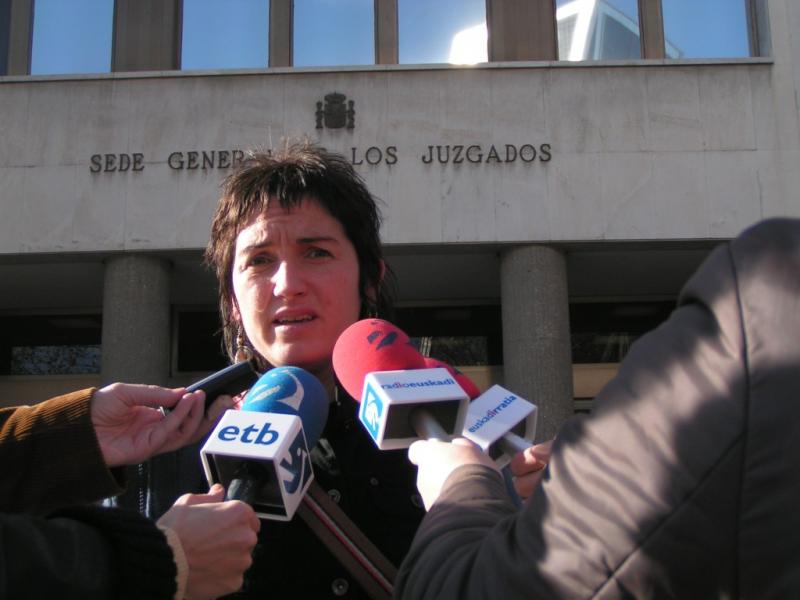 Nekane Txapartegi 2006 nach Vernehmung wegen Folter in Madrid 2k.jpg