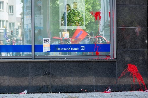 [S] Farbbeutel fliegen gegen Bankfassade