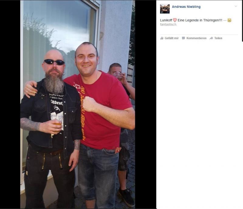 Regener gehört zu Nieblings Lieblingsmusikern und so ließ es sich der Neonazi auch nicht nehmen, ein „Fan-Foto“ mit Regener zu machen.