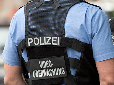 Die Polizisten mit Kamera müssen mit "Videoüberwachung" gekennzeichnet sein.