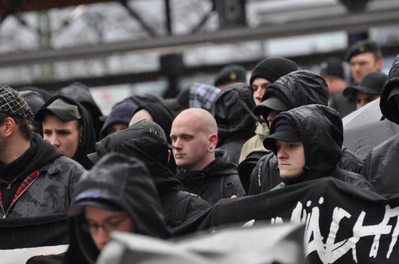 Adrian Albrecht (rechts) beim Naziaufmarsch am 12