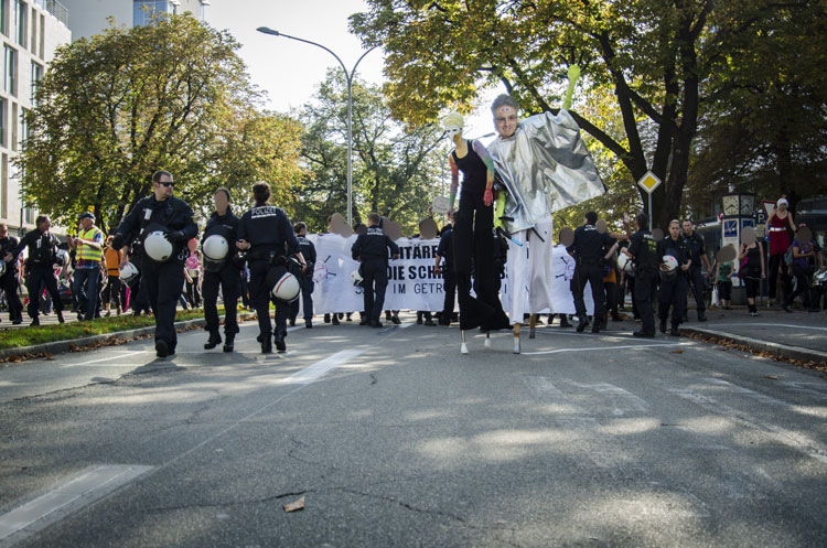 Fortsetzung der Demo trotz Ordnungshüter Kette