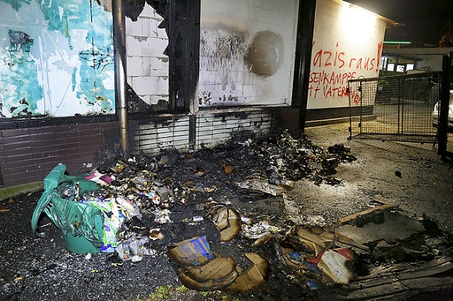 Auch ein Container vor einem Militaria-Shop wurde angezündet. Ein aufmerksamer Wachmann rief die Feuerwehr, bevor die Flammen auf das Gebäude übergreifen konnten.