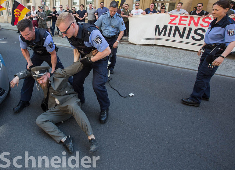 Alexander Kleine als uniformierter Versammlungsleiter nach der gescheiterten Aktion am Bundesjustizministerium in Berlin am 19.05.2017 (Foto: Theo Schneider [11])