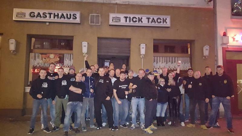 Das Gasthaus „Tick Tack“ und seine Gäste: Nazihooligans u.a. mit Marvin Wedel und Michael Seiler