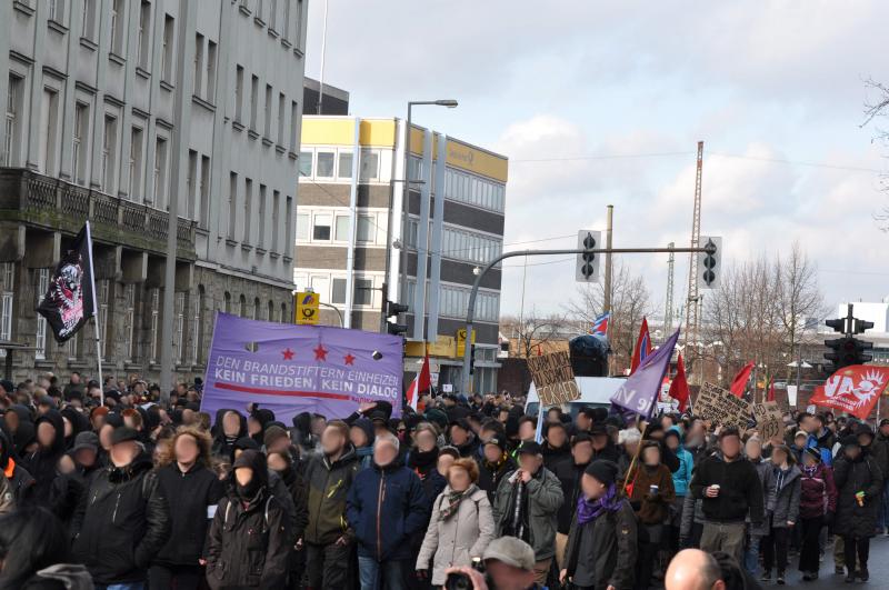 Erste Zwischenkundgebung am Hauptbahnhof