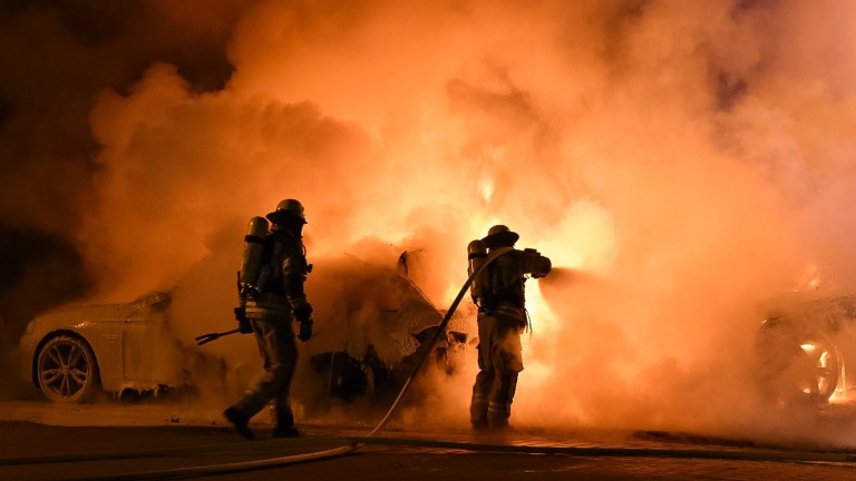 Die Feuerwehr löscht ein brennendes Fahrzeug in der Wohnanlage Dora Benjamin Park auf der Insel Stralau (Foto: Spreepicture)