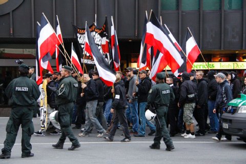 Auf Demonstrationen oftmals, wie hier im September in Dortmund, ein trauriges Grüppchen, sind Neonazis in großer Zahl im Internet organisiert. Dort hoffen sie anonym zu bleiben. Foto: ddp