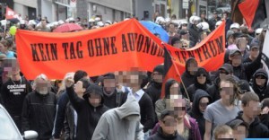 Transpi von einer früheren Autonomen 1. Mai Demonstration: “Kein Tag ohne Autonomes Zentrum!”