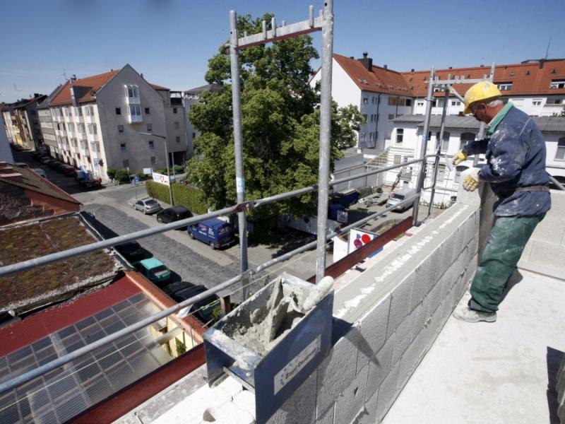 Ausblick auf die Schanzäckerstraße. Bauarbeiter Hadzhiev Boyan hat noch viel zu tun, derzeit sind die Arbeiten im vollen Gange. Bis zum Herbst soll der Bau der beiden Gebäude abgeschlossen sein