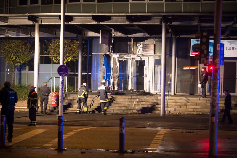 Unbekannte haben einen Anschlag auf die Messehallen verübt.Es wurden Barrikaden angezündet und Scheiben zerstört.