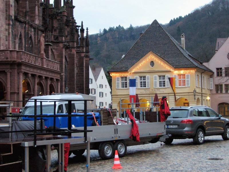 Freiburg 8.12.2010: Fahnen am Münster