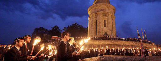 Fackelmarsch zum Burschenschaftsdenkmal. In einer pathetischen Veranstaltung werden gefallene Soldaten geehrt. Viele Burschenschafter haben eine extrem konservative Haltung zu Krieg und Heldentum.