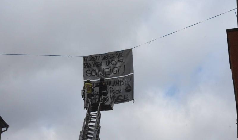 Weil es dort schon in der Vergangenheit vermehrt zu Ausschreitungen und Übergriffen auf Polizisten gekommen war, wurde der Einsatz großräumig abgesichert – auch wenn eigentlich nur ein Plakat entfernt wurde (Foto: spreepicture)