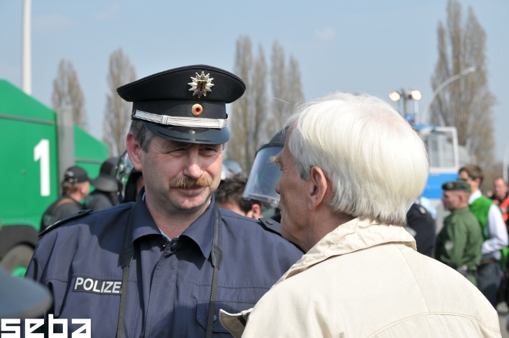 Auch Herr Ströbele versucht vergeblich zu vermitteln. So beschloss die Strasbourger Präfektur bereits um 11 Uhr, nachdem die Angriffe der Polizei mit Steinen erwidert wurden, ein Einreiseverbot für die Teilnehmenden des Ostermarsches.