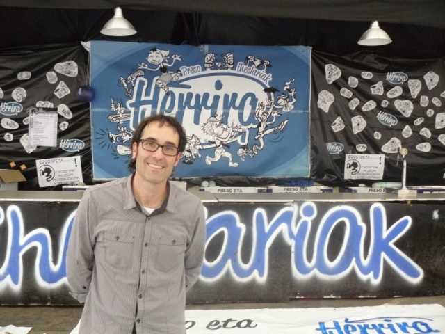 Julen Arzuaga vor dem Stand von Herrira auf den Fiestas von Durango. Die Organisation fordert die Verlegung aller baskischen Gefangenen ins Baskenland