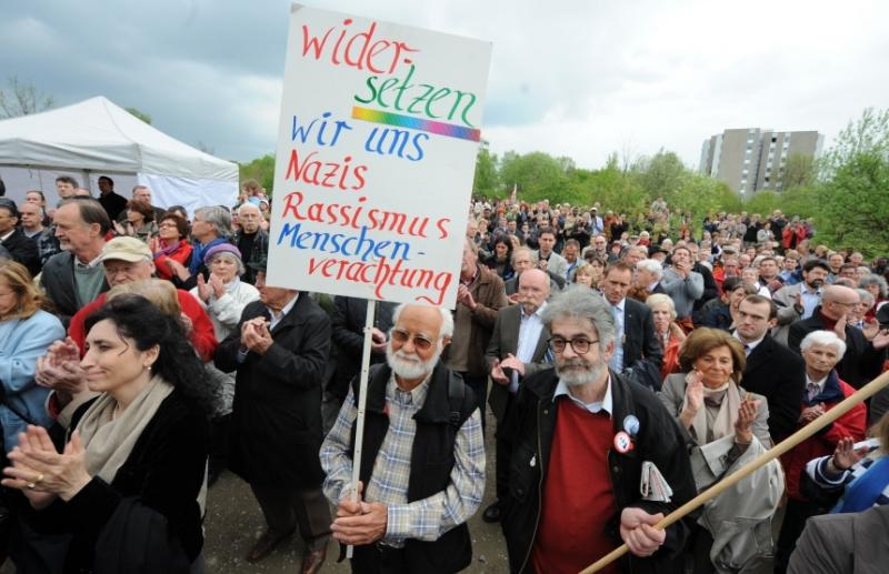 Kulturfest 'München ist bunt' als Protest gegen Neonazis, 2010. Bereits in Fürstenried protestierten zahlreiche Bürger gegen einen Neonaziaufmarsch.