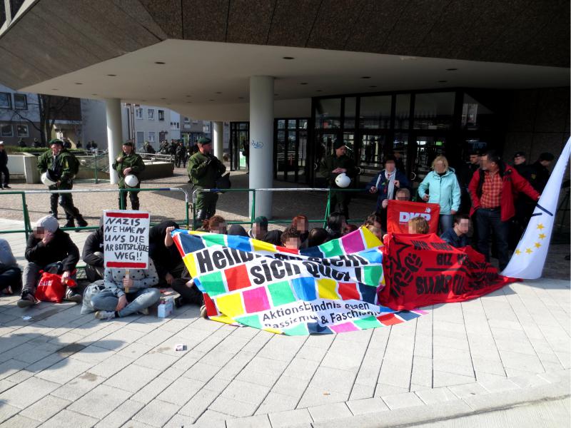 Sitzblockade vor dem Berliner Platz am 8.März 2014