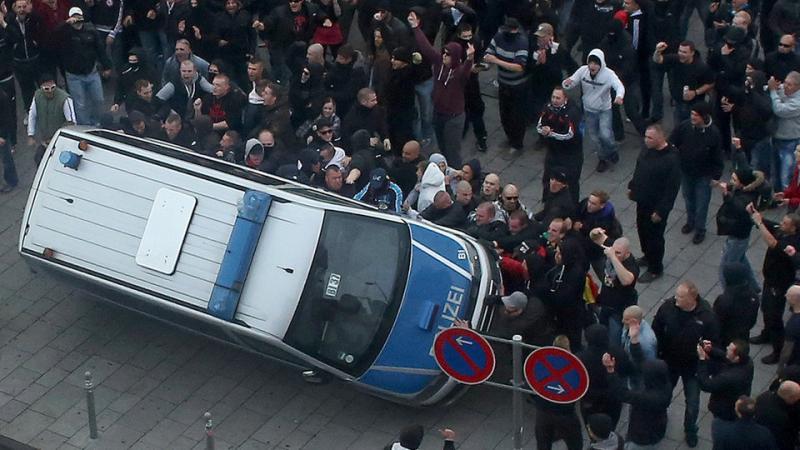 Ausschreitungen bei der Hooligan-Demo in Köln