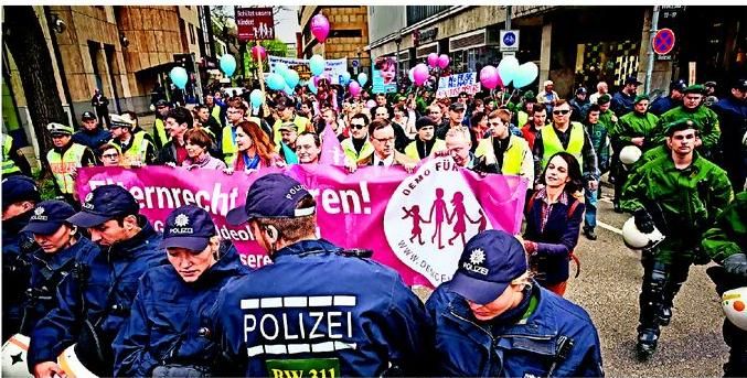 Vom Marktplatz kommt die Demo noch ohne Hindernisse los. Kurz darauf wird sie durch eine Blockade gestoppt. Foto: Heinz Heiss