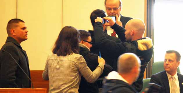 Neonazis wollen im Plenarsaal des Leipziger Rathauses eine Anti-Moscheebau-Petition übergeben. Foto mit freundlicher Genehmigung von E. Moeller.