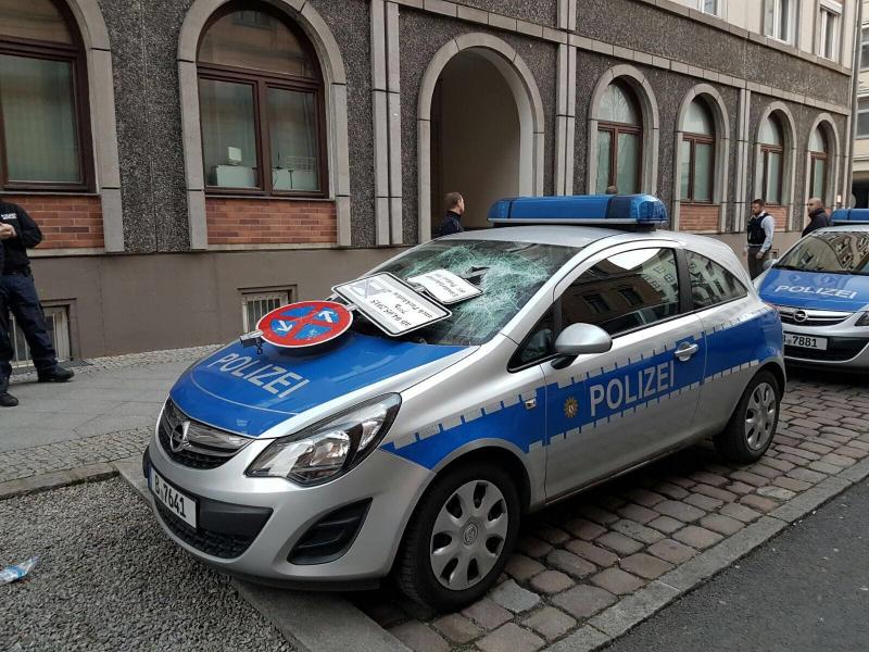 Das Verkehrsschild steckt tief in der Scheibe des Polizeiautos (Foto: B.Z.)