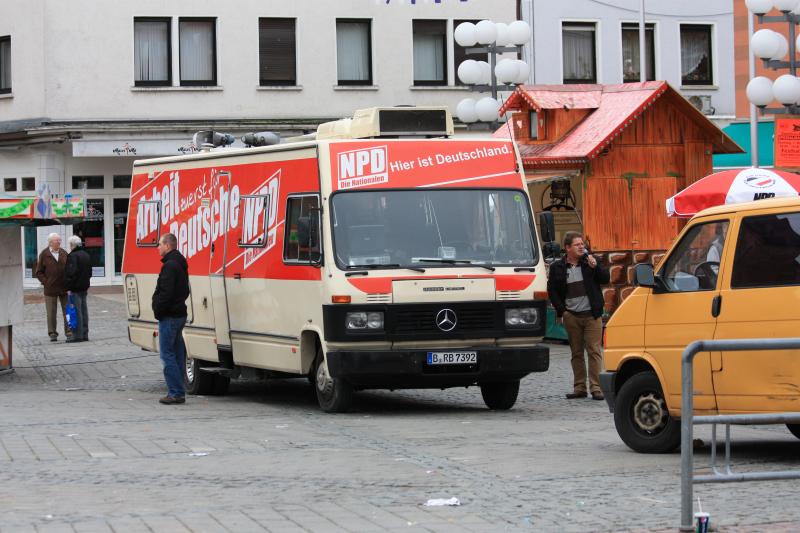 Das NPD Wahl-mobil „Flaggschiff D“    