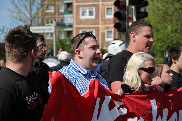 Nils Matischent (kariertes Hemd) auf einer NPD-Demo am 1. Mai 2014 in Rostock | Foto: Hans Schlechtenberg