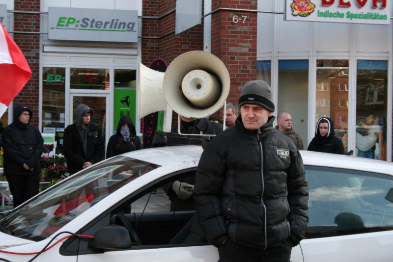 Sarah Eitel (hinten rechts) NPD Kundgebung 2010