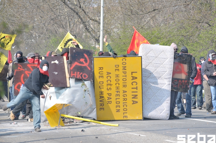 ...um sich ein Durchkommen mit militanter Gegenwehr zu erzwingen. Die Attacken der Polizei werden mit Steinen, Leuchtfeuermunition und Molotov Cocktails beantwortet.