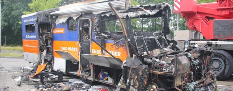 Der Wahlkampfbus der CDU wurde völlig zerstört.