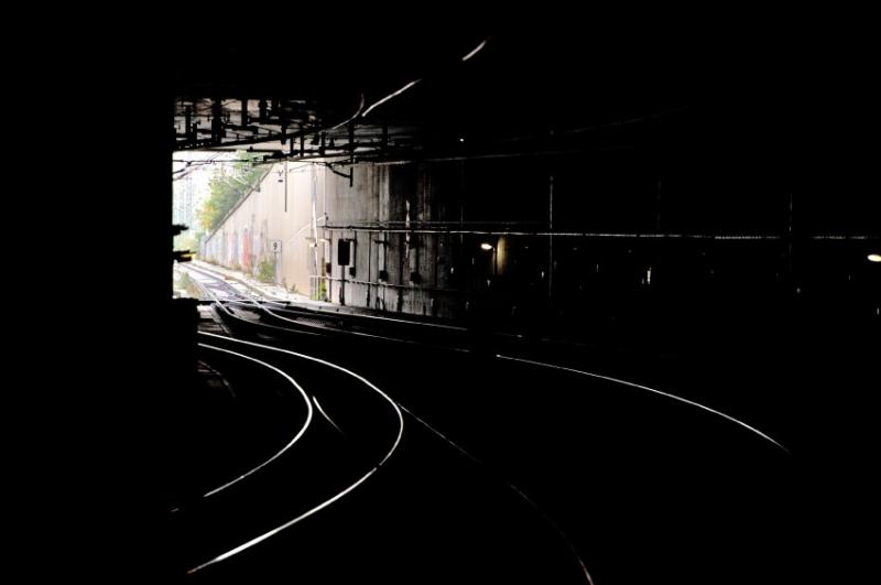 Tunnel im Berliner Hauptbahnhof: Am Tunnel, durch den das Gleis 7 verläuft, entdeckten Bahnmitarbeiter am Mittag verdächtige Gegenstände... Foto: dapd