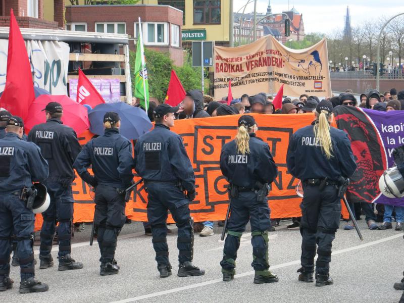 Hamburg: Bullen stehen rum