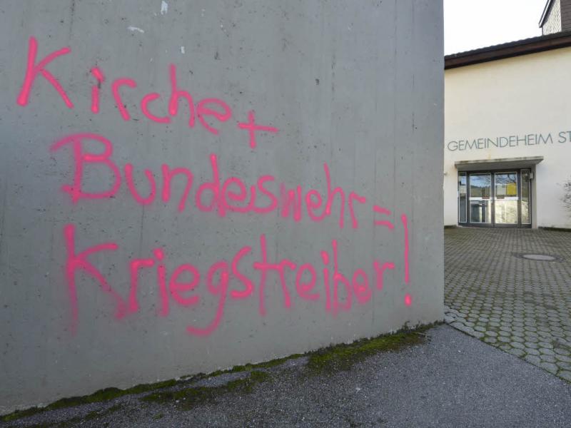 Pink auf Grau: Parolen prangen auf dem Turm, dem Gemeindeheim und der Seitenkapelle der Barbara-Kirche in Littenweiler.