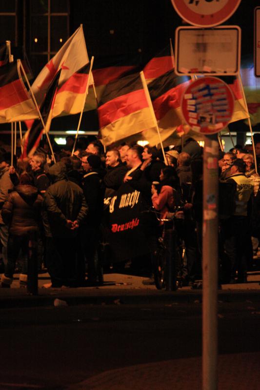 Duisburger Hogesa-Banner bei PEGIDA (09.11.2015)