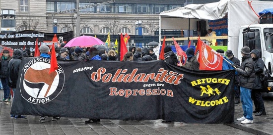 Demonstranten im Regen: Beim Auftakt am Hauptbahnhof waren um die 150 Teilnehmer versammelt.