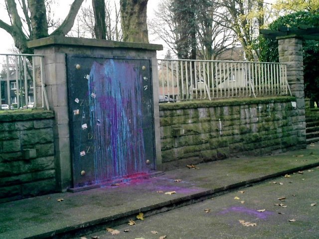 November 2008: Kriegsdenkmal in Wattenscheid mit Farbe übergossen