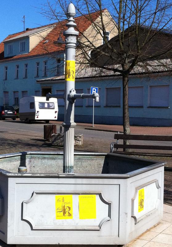 Brunnen auf dem Letzlinger Marktplatz bestückt mit Flyern zum 8. März