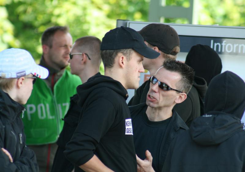 Mike Zerfowski auf Nazi­auf­marsch in Bernau (r.), 29.05.2010