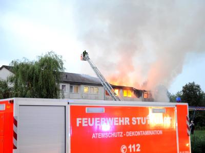 Die Feuerwehr bei Löscharbeiten: Bei dem Brand haben sich teilweise die Menschen aus den oberen Stockwerken abgeseilt.