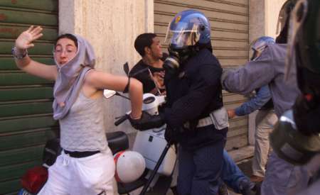 Genova 2001Carabinieri e Polizia