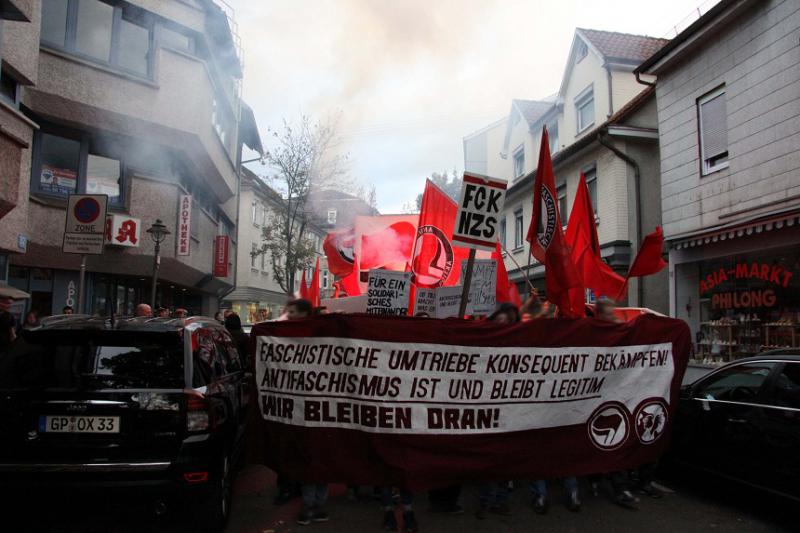 Bengalische Fakel auf der Demonstration