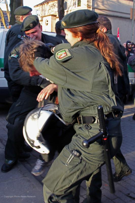 -2- Demonstrant wird 'gebändigt' 