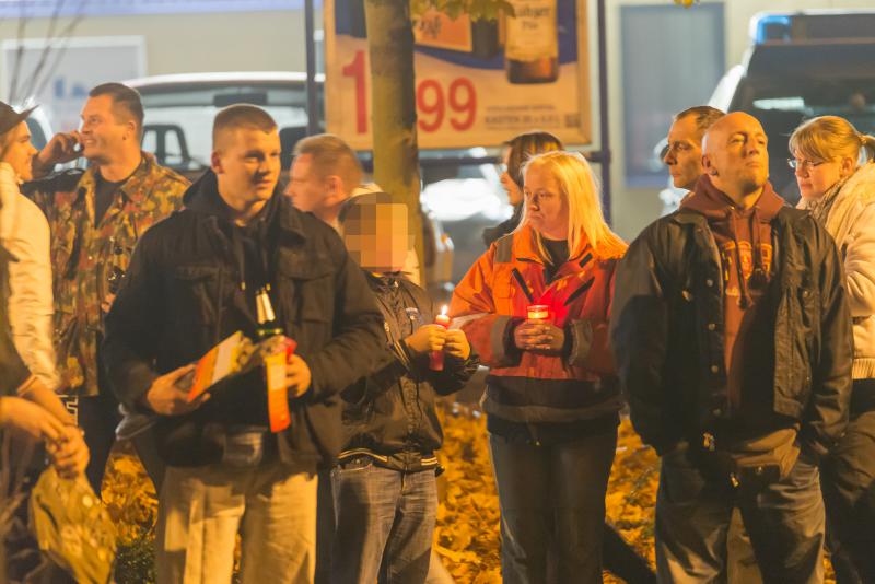 Links, mit Tarnjacke: Neonazi wurde während der Lichterkette am 13.11.2014 wegen zeigen des verbotenen “Deutschen Grußes” festgenommen.