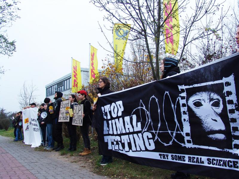 Kundgebung vor dem DHL-Logistikzentrum Rüdersdorf bei Berlin