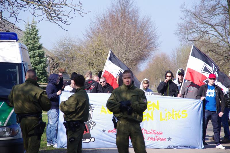 Lukas Franz, dritter von rechts mit Kapuze und Sonnenbrille, am 25. März 2012 auf einer spontanen neonazistischen Kundgebung in Grube