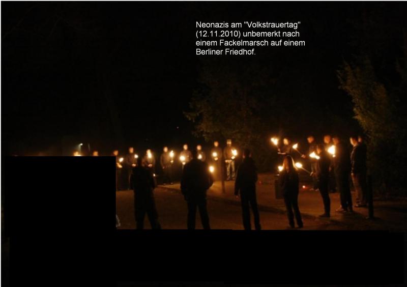 Neonazis am 12.11.2010 bei einem ungestörten Fackelmarsch auf einem Berliner Friedhof.